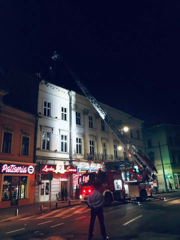 Atenție, cad... lucruri grele! Un HORN de pe clădirea Hotelului ARDEALUL s-a PRĂBUȘIT pe Bulevardul Revoluției, pe trotuar, strivind un autoturism
