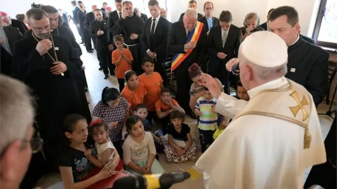 papa francisc printre romi