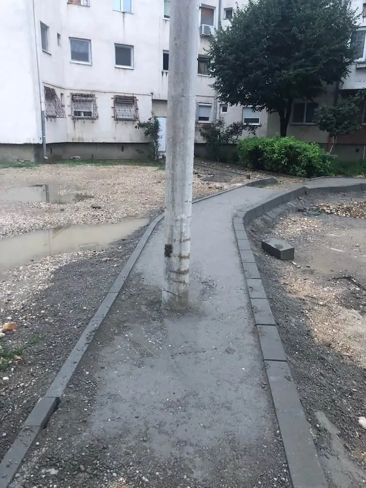 „Regenerarea urbană” marca Falcă - PORR desființează concurența cu orice „Caracal”, venind cu contribuții noi în domeniul „arhitecturii schizofrenice”: stâlpi în mijlocul trotuarului și poteci bordurate care duc direct în zid!