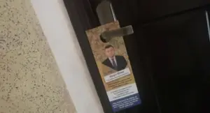 atenție: noaptea, niște omuleți în galben