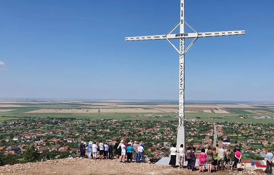Schimbare de PEISAJ: STÂLPII din fier care străjuiau stația centrală a „Săgeții Verzi” de la Covăsînț s-au transformat în CRUCEA de la Șiria [FOTO]