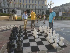 aradul intră în zodia șahului
