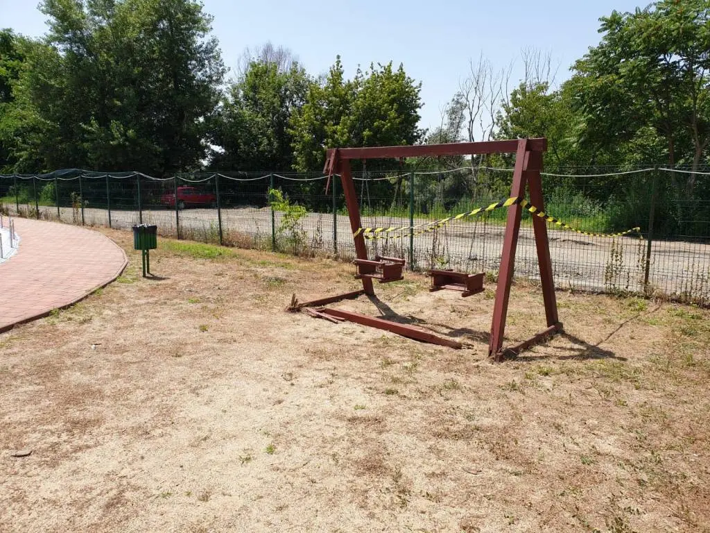 [FOILETON] Iubim Ștrandul Neptun de ne pișăm pe el! PARTEA I: Cum faci când un copil de polițist se accidentează pe una dintre hintele defecte de pe ȘTRANDUL TĂU? Simplu: „împaci” polițistul și SCAPI DE HINTĂ [VIDEO]