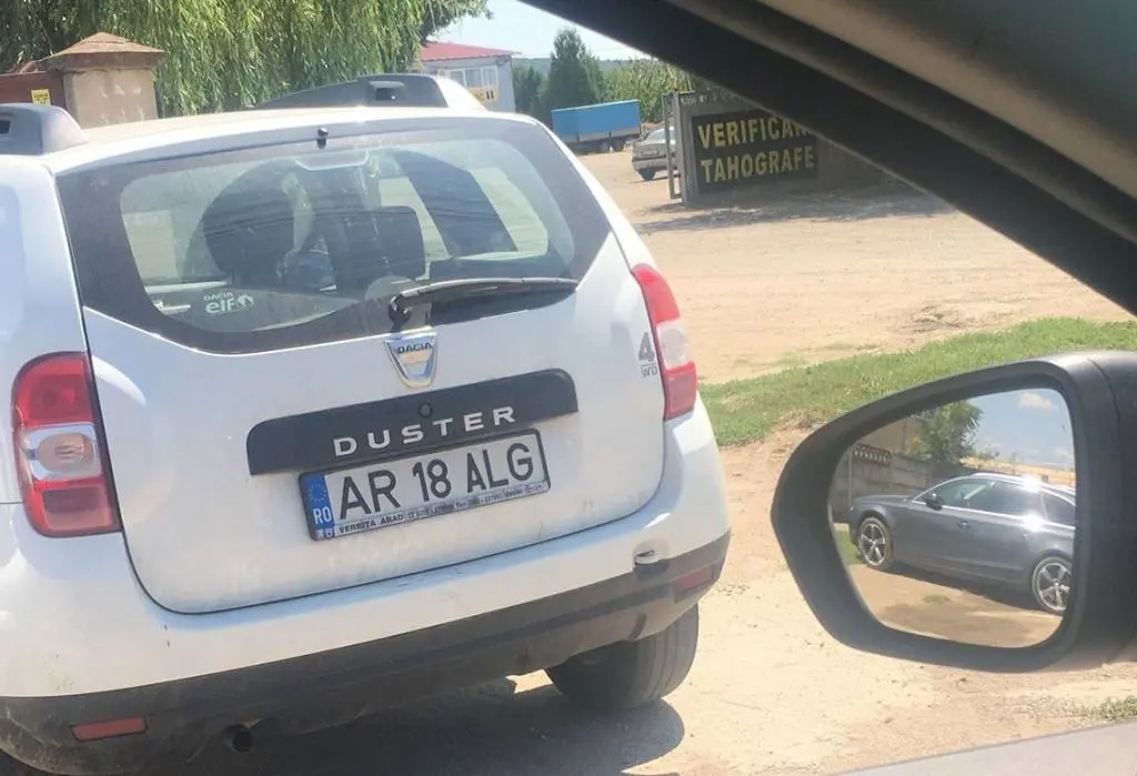 Fiica MONSTRULUI GHEORGHE DINCĂ zice că nu ținea legătura cu tatăl său, dar acum doi ani avea DOMICILIUL OFICIAL în Caracal, pe strada Craiovei nr. 169: CASA GROAZEI. Acum, „doamna Daniela are sute de proprietăți” - iar cea de la intrarea în Ineu pare ceva DIN ACELAȘI FILM cu PROXENEȚI [FOTO / VIDEO]