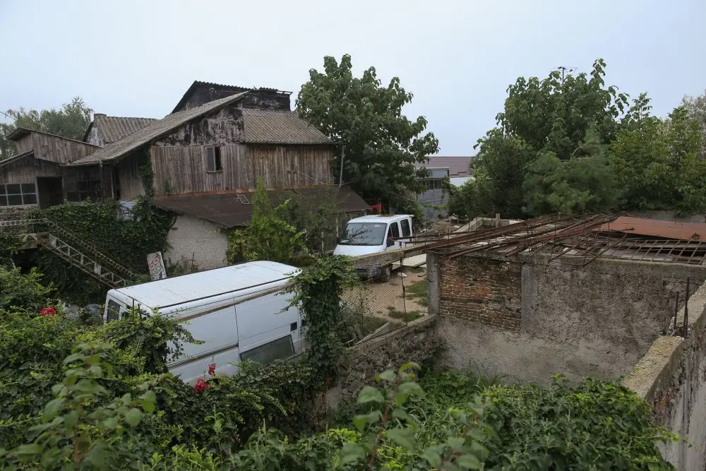 În cazul RĂPITORULUI DE FETE Gheorghe Dincă, avem de a face cu o rețea de proxeneți care furnizează carne vie în Italia - iar Aradul este, pe această hartă, GARA. De aceea Daniela Dincă și-a cumpărat birou de avocatură scump, care dă comunicate menite să conducă ancheta pe PISTE FALSE!...