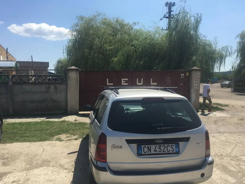 Fiica MONSTRULUI GHEORGHE DINCĂ zice că nu ținea legătura cu tatăl său, dar acum doi ani avea DOMICILIUL OFICIAL în Caracal, pe strada Craiovei nr. 169: CASA GROAZEI. Acum, „doamna Daniela are sute de proprietăți” - iar cea de la intrarea în Ineu pare ceva DIN ACELAȘI FILM cu PROXENEȚI [FOTO / VIDEO]