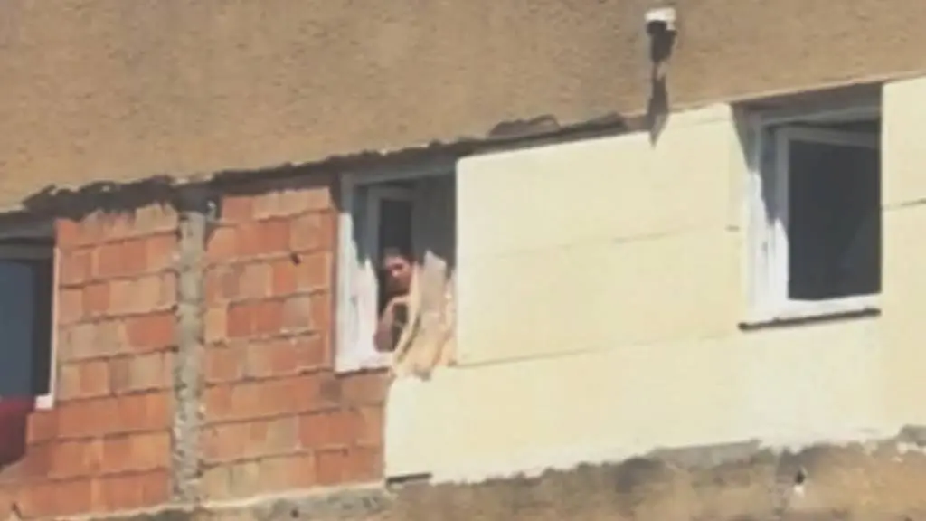 Fiica MONSTRULUI GHEORGHE DINCĂ zice că nu ținea legătura cu tatăl său, dar acum doi ani avea DOMICILIUL OFICIAL în Caracal, pe strada Craiovei nr. 169: CASA GROAZEI. Acum, „doamna Daniela are sute de proprietăți” - iar cea de la intrarea în Ineu pare ceva DIN ACELAȘI FILM cu PROXENEȚI [FOTO / VIDEO]