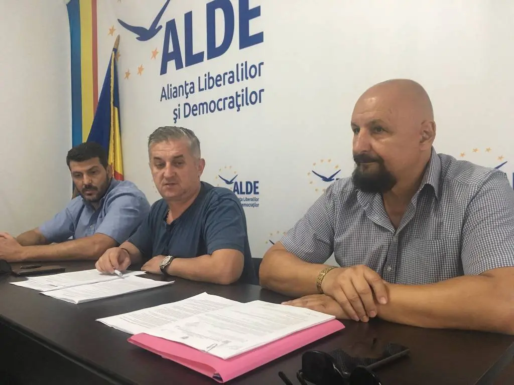 [ACTUALIZARE 3] Autoritățile - „strâns unite în jurul MISTREȚILOR MORȚI”. Florentina Horgea l-a adus la Prefectură pe secretarul de stat din Ministerul Agriculturii, Falcă a cerut bani de la Bruxelles, iar Cionca a solicitat Ordonanță de Urgență pentru combaterea efectelor PESTEI PORCINE