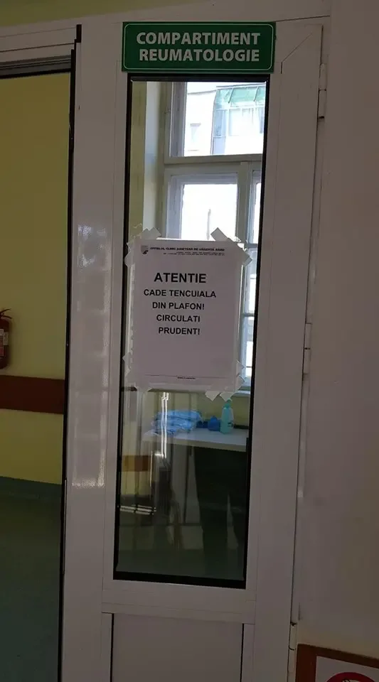 Dacă ai REUMATISM, „consolează-te”, că și Spitalul Județean Arad are: îi CAD TAVANELE. Există, însă, și o „parte bună” a acestei catastrofe: dacă faci infarct, te operează GRATIS. Iustin Cionca: „S-a muncit mult pentru asta!”