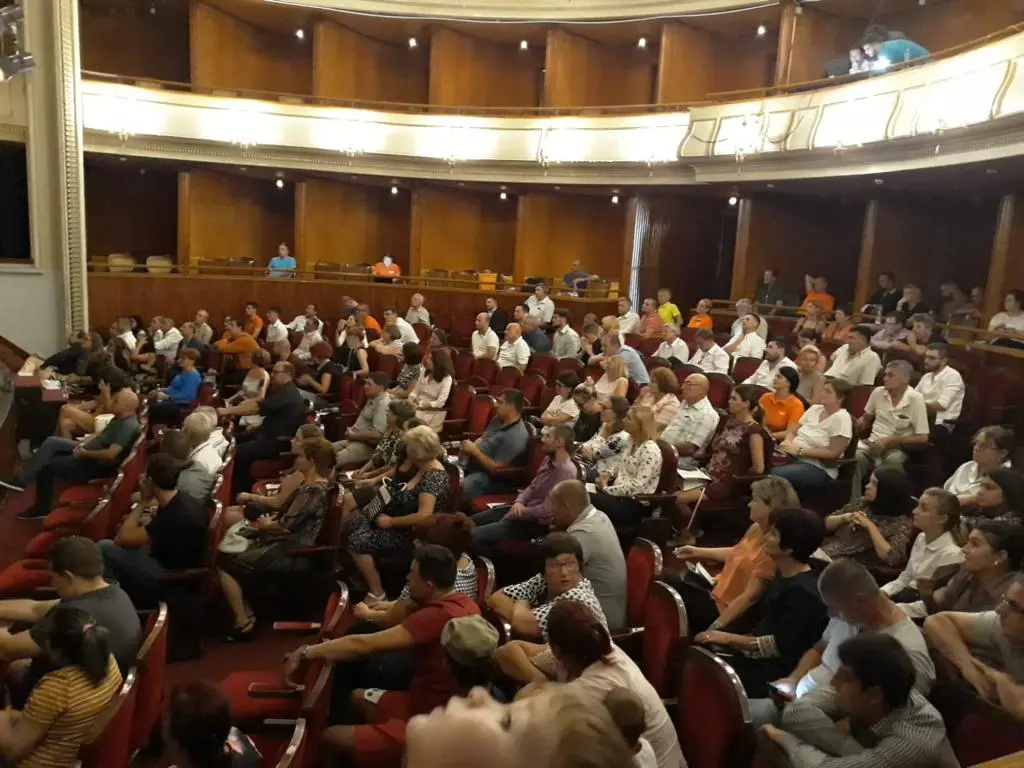 La primele alegeri din PLUS Arad, cei mai inocenți dintre „oamenii noi în politică” au luat contact cu AUTOBUZUL de Ineu, au cedat și au plecat acasă