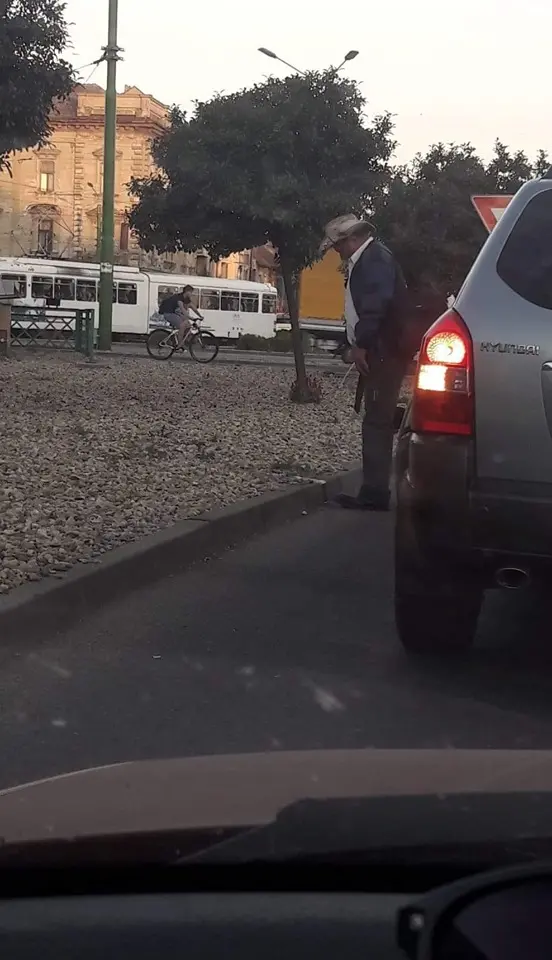 Poză ȘOCANTĂ cu un compatriot pișându-se pe Podgoria?! Da de unde: „Decât un pamflet dedicat Aradului, de la fratele Indiana Jones”