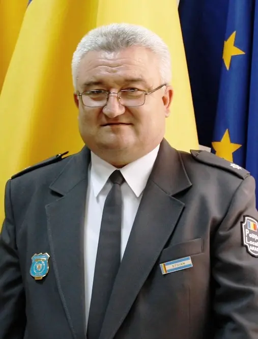 Atenție, doamnelor: un PERVERS cu servietă intră noaptea în Spitalul Județean Arad, pretinde că-i POLIȚIA, urlă că „spitalul este ÎN INCAPACITATE DE PLATĂ!” și dă afară infirmiere. ADMINISTRATORUL PUBLIC, Gheorghe STOIAN, FILMAT de slugi, se prezintă singur...