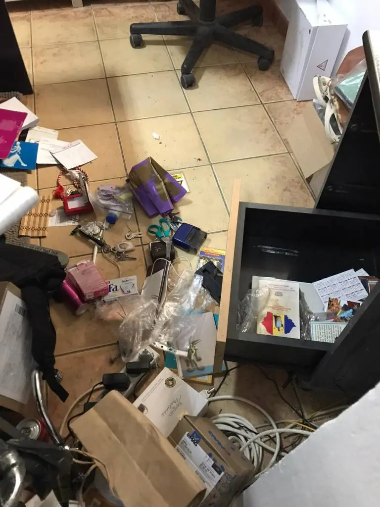 Cât de PRAF sau PROST poți să fii într-o amiază de sâmbătă? „Un bărbat aparent normal... nu aducea a boschetar” a DEVASTAT biroul administrativ al Cimitirului „Eternitatea” [FOTO]