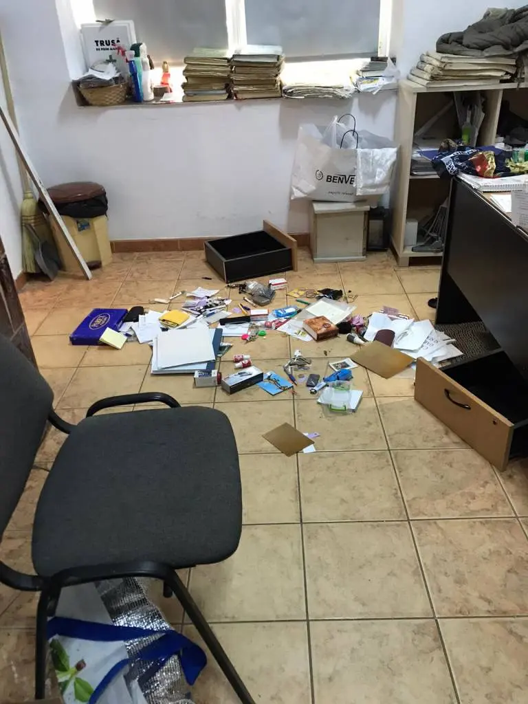 Cât de PRAF sau PROST poți să fii într-o amiază de sâmbătă? „Un bărbat aparent normal... nu aducea a boschetar” a DEVASTAT biroul administrativ al Cimitirului „Eternitatea” [FOTO]