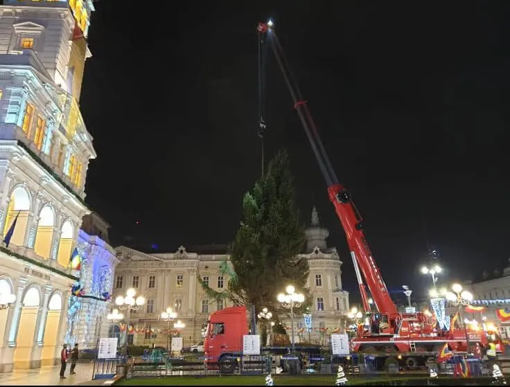 Au „reușit-o” și pe asta: au SPART MOZAICUL din fața Palatului Administrativ după ce au calat o MACARA de 250 de tone direct pe MARMURĂ. Totul, sub BAGHETA DIRIJORALĂ a „inginerului în comunicare” Gheorghe FALCĂ!