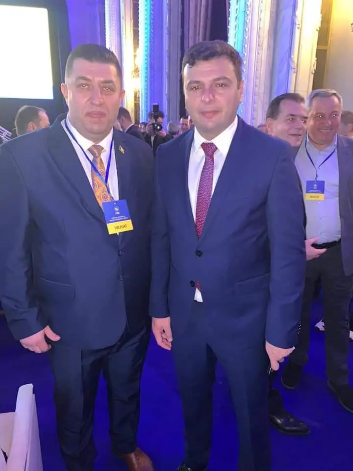 Dacă tot suntem la capitolul „MIZERII”, să facem cunoștință cu BONUL! Lucrează la PNL Arad și se ocupă cu EXTERNAT COPII de la aeroport, din spital sau de unde îi mai abandonează „fruntașii partidului”...