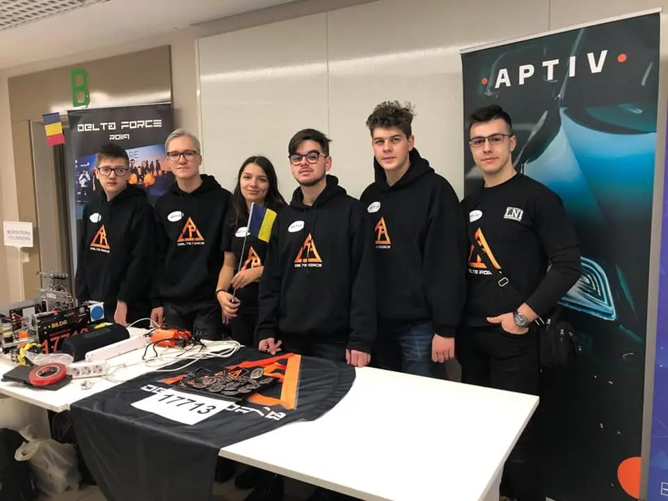 CEI ȘASE elevi de la Liceul Național de Informatică AU CUCERIT RUSIA și vor reprezenta Aradul la Campionatul de ROBOTICĂ de la Krasnoyarsk