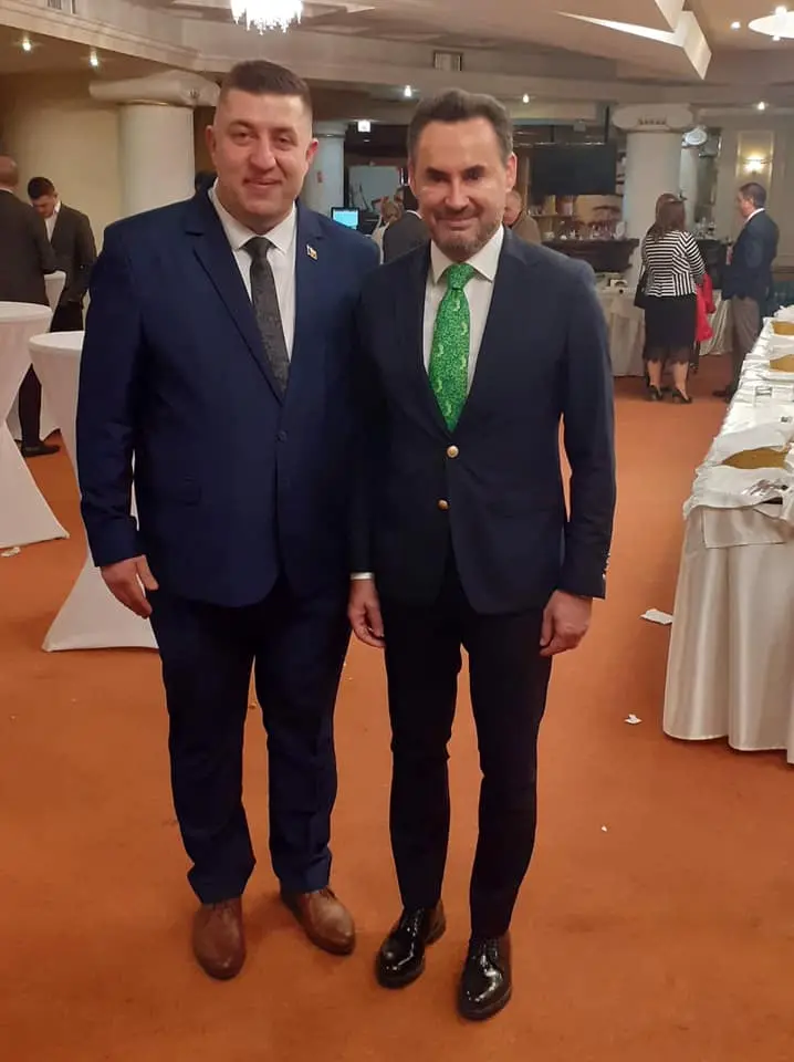 Dacă tot suntem la capitolul „MIZERII”, să facem cunoștință cu BONUL! Lucrează la PNL Arad și se ocupă cu EXTERNAT COPII de la aeroport, din spital sau de unde îi mai abandonează „fruntașii partidului”...