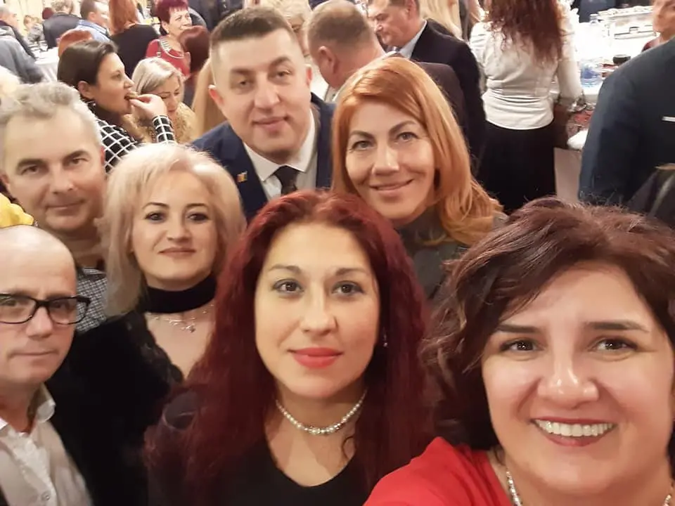 Dacă tot suntem la capitolul „MIZERII”, să facem cunoștință cu BONUL! Lucrează la PNL Arad și se ocupă cu EXTERNAT COPII de la aeroport, din spital sau de unde îi mai abandonează „fruntașii partidului”...