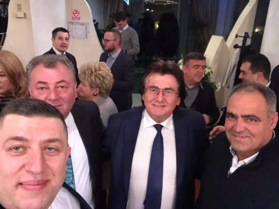 Dacă tot suntem la capitolul „MIZERII”, să facem cunoștință cu BONUL! Lucrează la PNL Arad și se ocupă cu EXTERNAT COPII de la aeroport, din spital sau de unde îi mai abandonează „fruntașii partidului”...