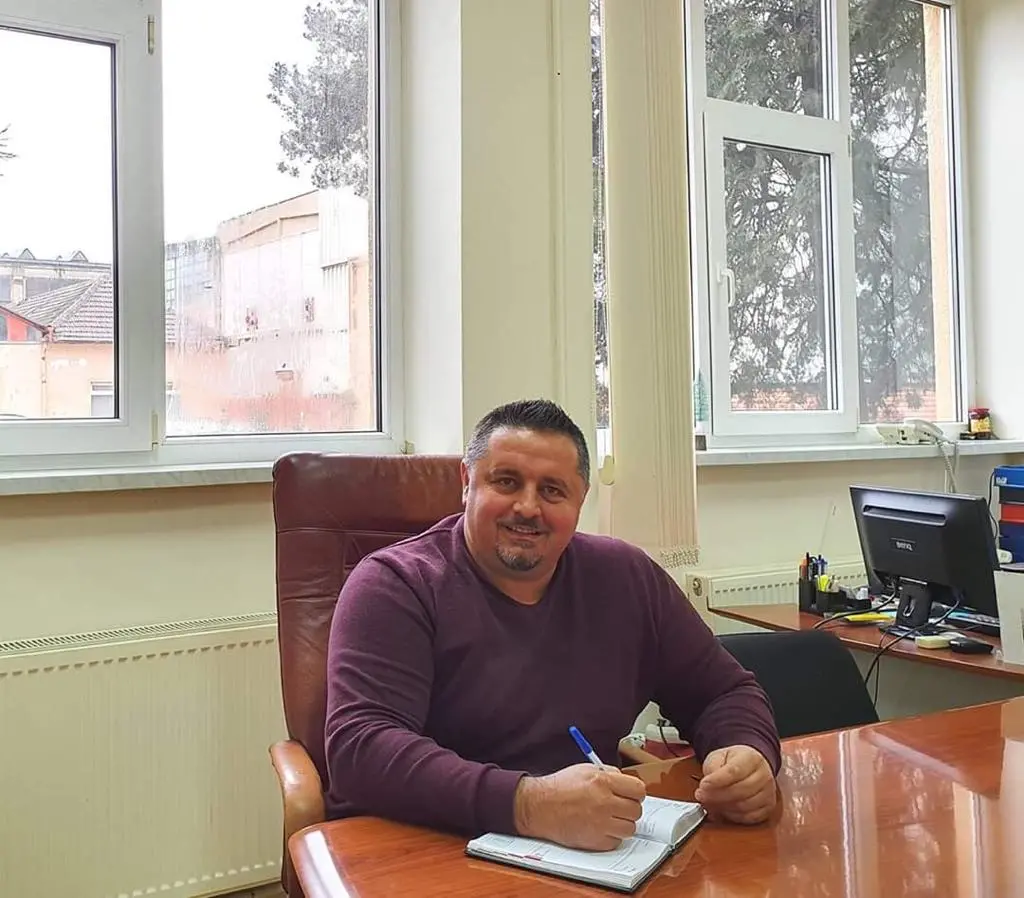 Uite-așa se face: Primarul din VINGA a inițiat un proiect de hotărâre în favoarea soției sale, îmbogățindu-se cu un teren din centrul satului MĂNĂȘTUR... ASCUNS ÎN ACTE până la momentul potrivit!
