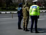 Garcea și suspecții săi. O poveste din care reiese că dacă ești prea tânăr pentru exigența unui echipaj, ai probleme dacă te duci la serviciu, dar dacă ai peste 65 de ani, poți să stai la coadă la langoș 12 1 1