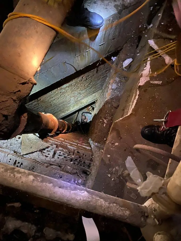 [ACTUALIZARE] Electricianul angajat de O VIAȚĂ al Sălii Polivalente A MURIT după ce a căzut de pe acoperiș de la 15 metri și a stat prins între burlanul de evacuare și un perete închis [FOTO / VIDEO]