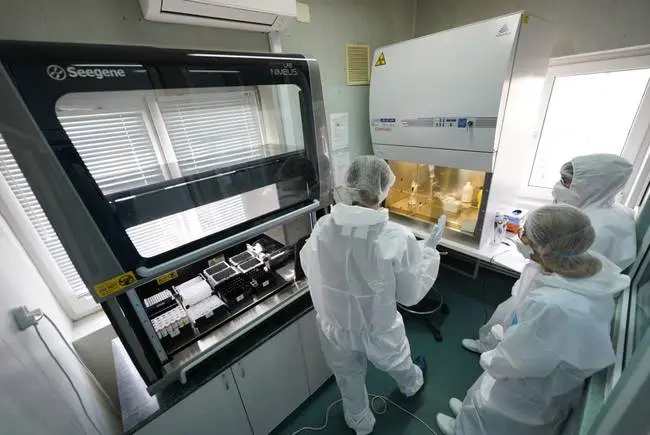 DE CE NU AVEM în Spitalul Județean Arad un APARAT DE TESTARE pentru CORONAVIRUS și KITURI în farmacii?! Pentru că DEALERII Consiliului Județean și ai Casei de Asigurări de Sănătate nu s-au înțeles la PREȚ, iar ȘEFII SE ASCUND „sub fustele nevestelor”... vorba fostului LOR Ministru de Interne!