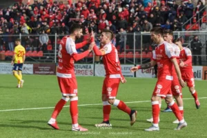 amical cu uta „mică”. urmează