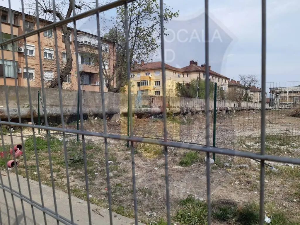 [ACTUALIZARE] MINUNE! Primăria Arad, prin Poliția Locală, a reușit, după 5 ANI de „căutare a proprietarului terenului” din spatele blocurilor ADORA, să-l IDENTIFICE și să-l pună să-și facă CURĂȚENIE