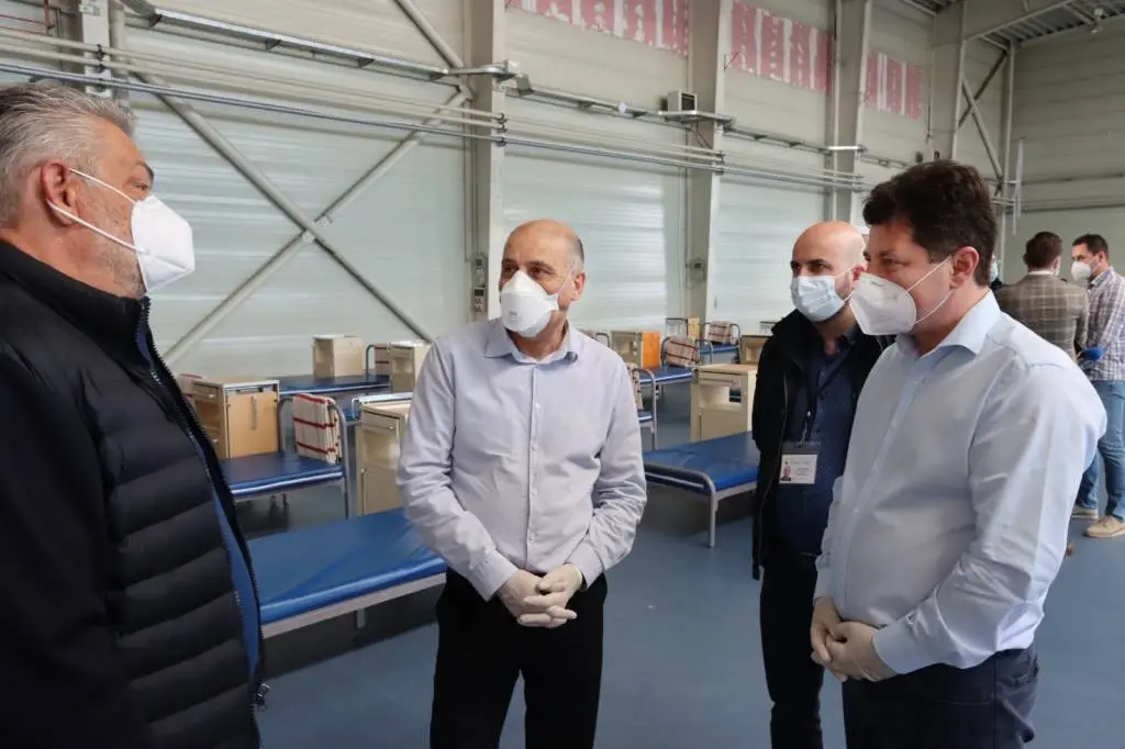 Dr. Virgil MUSTA a evitat să pronunțe cuvântul SPITAL când a văzut cum arată halele EXPO Arad, dar a apreciat că „Este un spațiu mare, generos, e bine!”