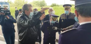 distanțat social față de zecile