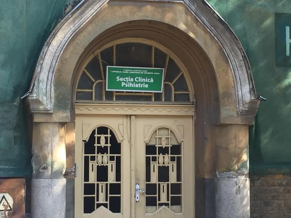 TUPEU de COVID! Cionca & co. vor să facă PARANDĂRĂT cu U.E.: 4,5 MILIOANE DE EURO pentru „investițiile făcute” în linoleumul de la EXPO, desființarea INFECȚIOASELOR și... LENJERIE CONSUMABILĂ cere C.J.Arad „înapoi”. Totodată, ne informează OFICIAL că SPITALUL e în CRIZĂ DE PACIENȚI CORONAVIRUSAȚI – în compensare construind două PSIHIATRII: TOT ACOLO!