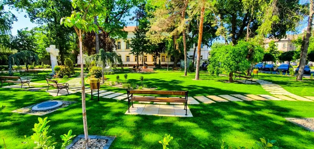 Măcar în NUMELE, dacă nu și-n SPIRITUL lui: a fost curățat și amenajat spațiul verde din fața hotelului „Continental” și va purta numele Parcul BUJOR BUDA