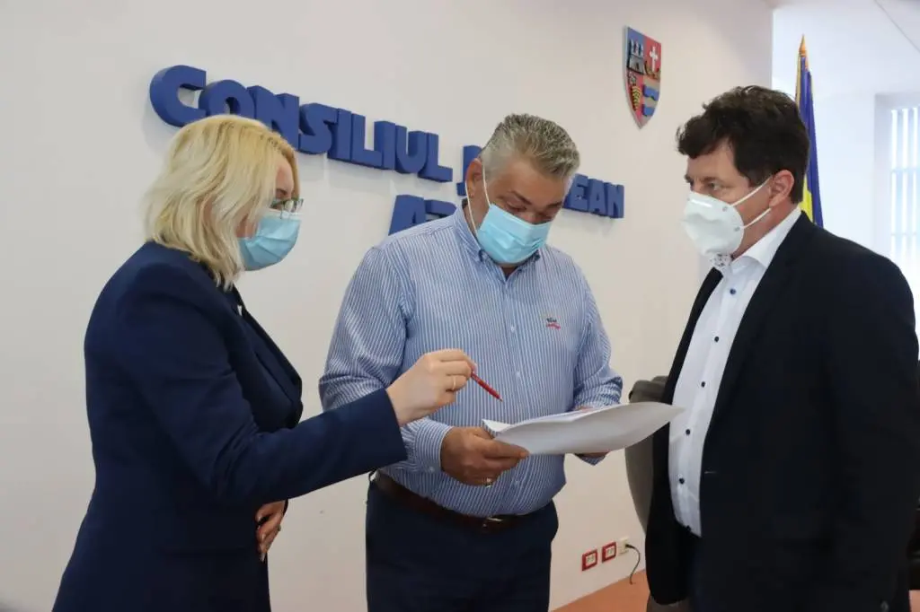 Citită prin măștile administratorilor publici, CRIZA PANDEMICĂ scoate Aradul printre „județele câștigătoare în lupta cu coronavirusul”... VEZI CIFRELE promovate OFICIAL