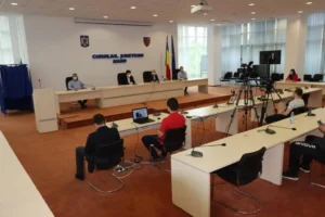 citită prin măștile administratorilor publici
