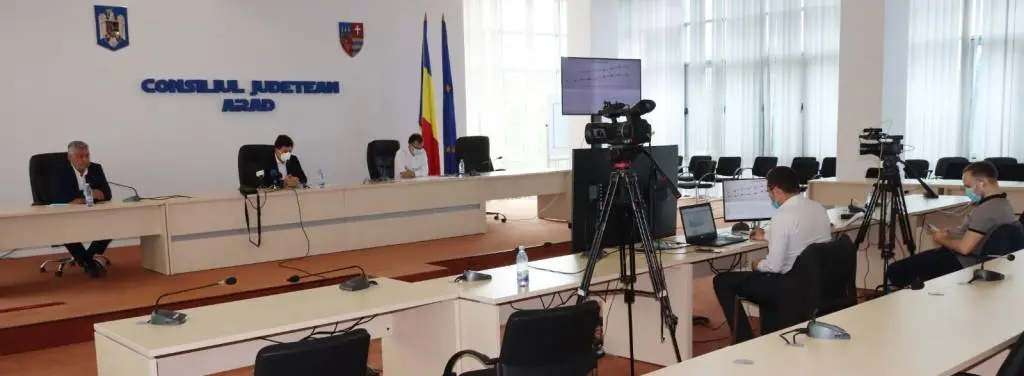 TUPEU de COVID! Cionca & co. vor să facă PARANDĂRĂT cu U.E.: 4,5 MILIOANE DE EURO pentru „investițiile făcute” în linoleumul de la EXPO, desființarea INFECȚIOASELOR și... LENJERIE CONSUMABILĂ cere C.J.Arad „înapoi”. Totodată, ne informează OFICIAL că SPITALUL e în CRIZĂ DE PACIENȚI CORONAVIRUSAȚI – în compensare construind două PSIHIATRII: TOT ACOLO!