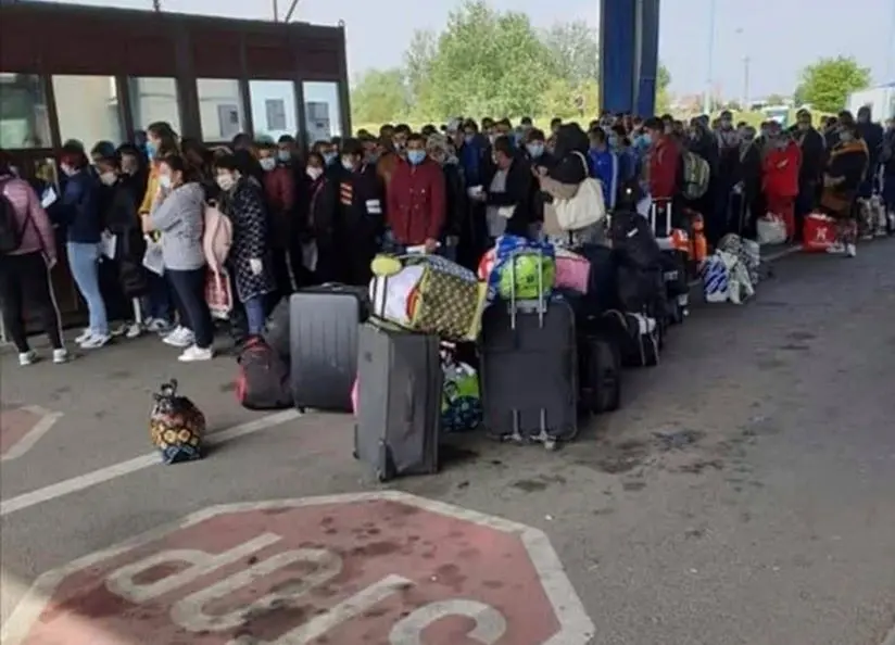 [ACTUALIZARE 4] DISTANȚAT SOCIAL față de zecile de mii de români care s-au APROPIAT SOCIAL în cea mai înjurată frontieră a patriei, ministrul VELA a excelat în APROPIERE FIZICĂ... dar a făcut PACE la NĂDLAC! [GALERIE FOTO / DECLARAȚII]