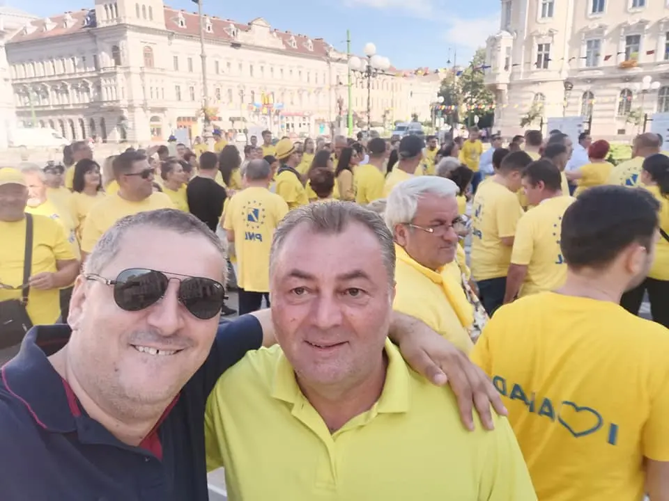 Cel mai harnic sclav al partidului, Florin Mariș, este gata să-și primească ministrul pentru a-i prezenta STRĂLUCITOAREA sa CARIERĂ, care are legătură cu A.N.I.F.-ul cam cât are un bordel ilegal al familiei Dincă cu agricultura