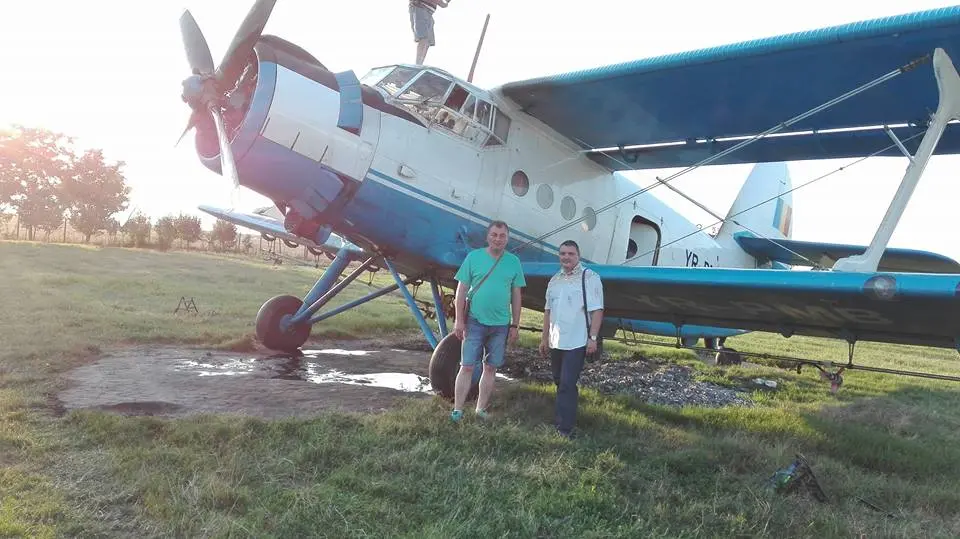 Cel mai harnic sclav al partidului, Florin Mariș, este gata să-și primească ministrul pentru a-i prezenta STRĂLUCITOAREA sa CARIERĂ, care are legătură cu A.N.I.F.-ul cam cât are un bordel ilegal al familiei Dincă cu agricultura