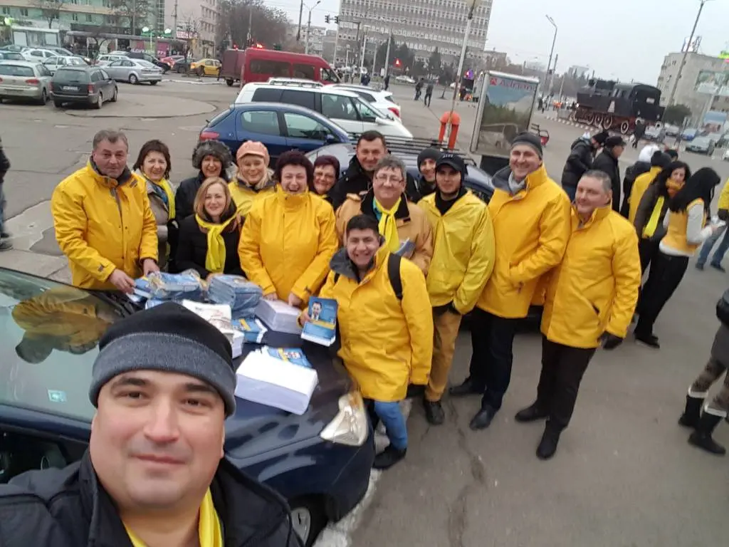 Cel mai harnic sclav al partidului, Florin Mariș, este gata să-și primească ministrul pentru a-i prezenta STRĂLUCITOAREA sa CARIERĂ, care are legătură cu A.N.I.F.-ul cam cât are un bordel ilegal al familiei Dincă cu agricultura