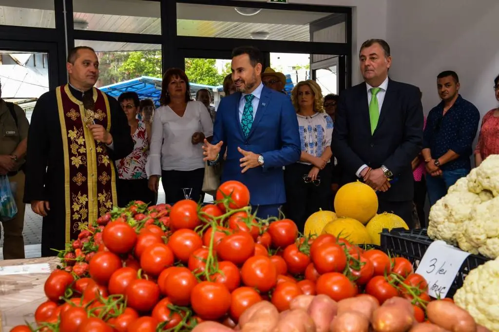 Cel mai harnic sclav al partidului, Florin Mariș, este gata să-și primească ministrul pentru a-i prezenta STRĂLUCITOAREA sa CARIERĂ, care are legătură cu A.N.I.F.-ul cam cât are un bordel ilegal al familiei Dincă cu agricultura