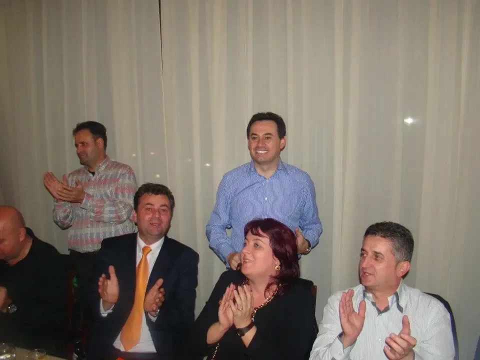 Cel mai harnic sclav al partidului, Florin Mariș, este gata să-și primească ministrul pentru a-i prezenta STRĂLUCITOAREA sa CARIERĂ, care are legătură cu A.N.I.F.-ul cam cât are un bordel ilegal al familiei Dincă cu agricultura