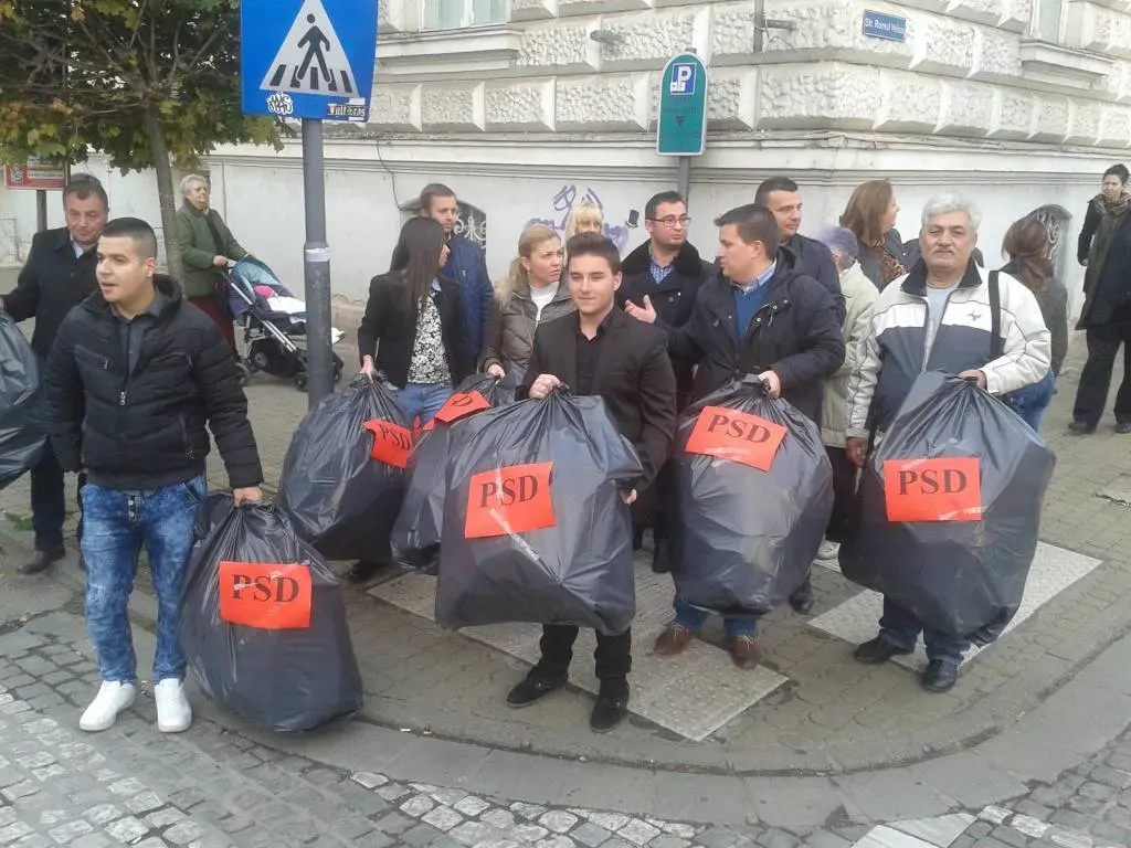 Cel mai harnic sclav al partidului, Florin Mariș, este gata să-și primească ministrul pentru a-i prezenta STRĂLUCITOAREA sa CARIERĂ, care are legătură cu A.N.I.F.-ul cam cât are un bordel ilegal al familiei Dincă cu agricultura
