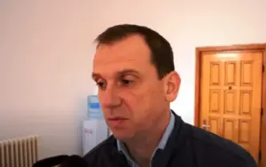 „la dosarul profesional al domnului director toma adrian nu se află certificatul de absolvire”... Dar ilegalitatea asta nu-l împiedică să rămână pe funcție 18 adrian toma