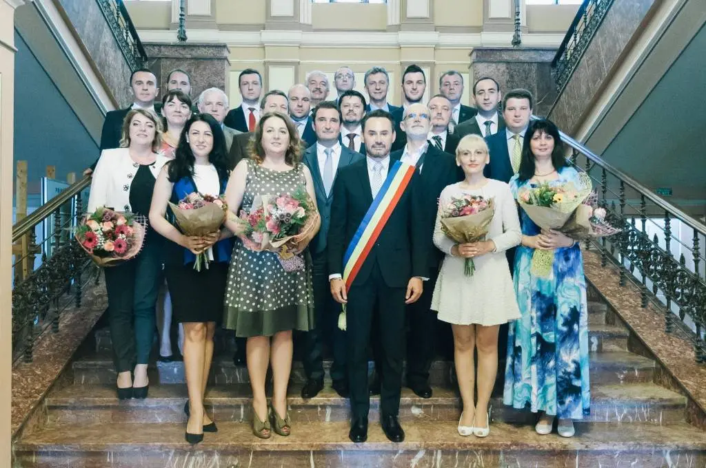 Cel mai harnic sclav al partidului, Florin Mariș, este gata să-și primească ministrul pentru a-i prezenta STRĂLUCITOAREA sa CARIERĂ, care are legătură cu A.N.I.F.-ul cam cât are un bordel ilegal al familiei Dincă cu agricultura