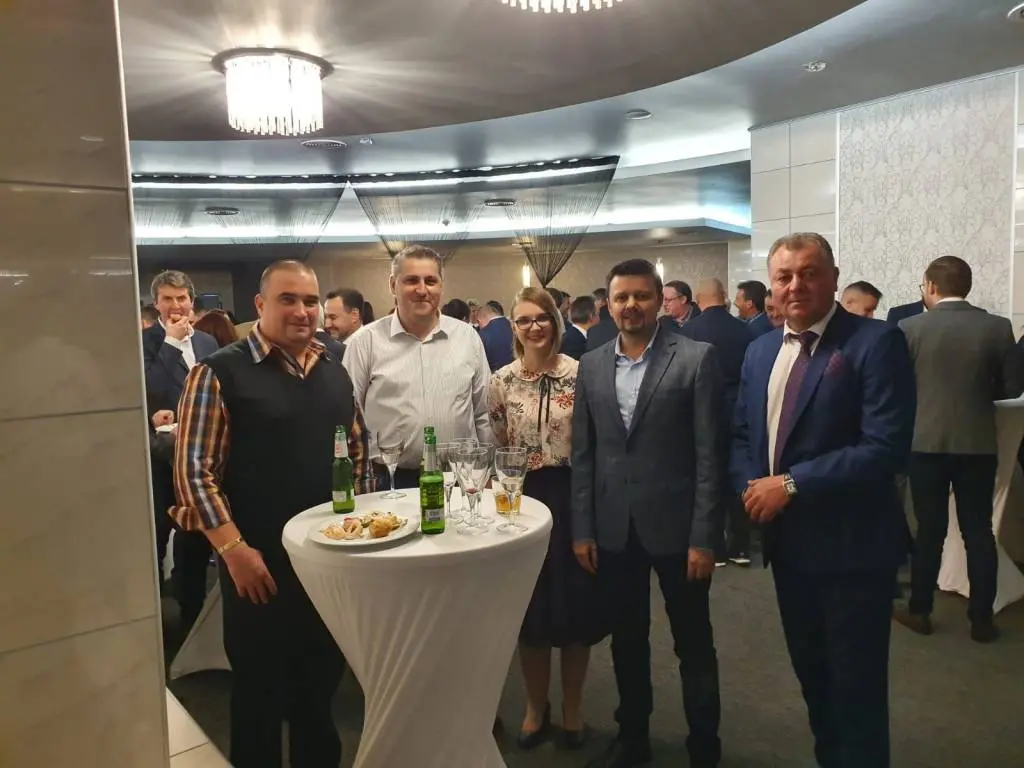 Cel mai harnic sclav al partidului, Florin Mariș, este gata să-și primească ministrul pentru a-i prezenta STRĂLUCITOAREA sa CARIERĂ, care are legătură cu A.N.I.F.-ul cam cât are un bordel ilegal al familiei Dincă cu agricultura