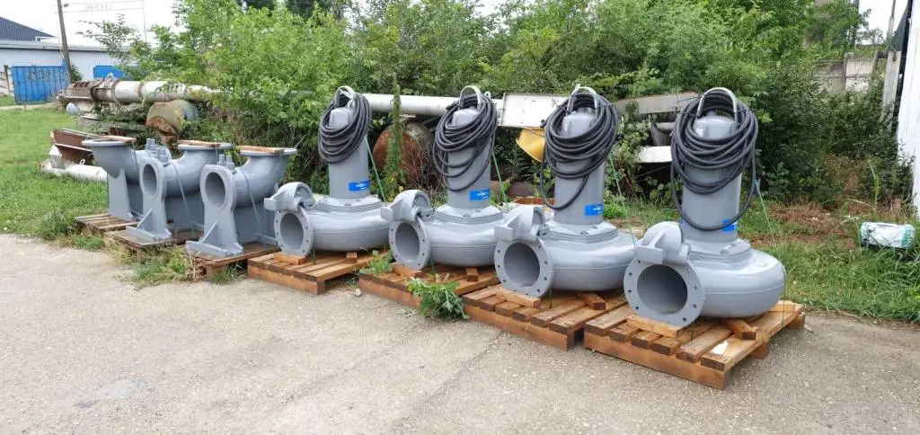 [ACTUALIZARE 2] În aparent inegalul meci dintre Călin Bibarț și Compania de Apă, s-au marcat până acum PATRU POMPE... pe care (cică!) ploaia le-a prins nemontate