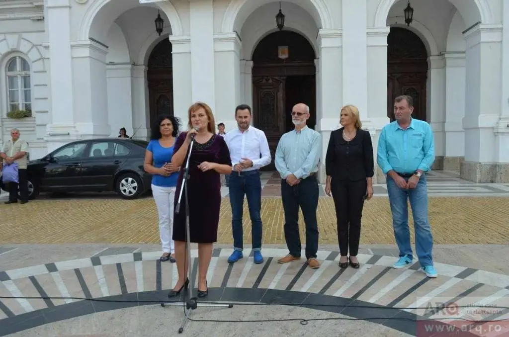 Cel mai harnic sclav al partidului, Florin Mariș, este gata să-și primească ministrul pentru a-i prezenta STRĂLUCITOAREA sa CARIERĂ, care are legătură cu A.N.I.F.-ul cam cât are un bordel ilegal al familiei Dincă cu agricultura