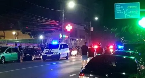 [ACTUALIZARE] Un bărbat de 64 de ani este EROUL „filmului cu PAC-PAC” de azi-noapte. După o ceartă cu soția, acesta s-a urcat în duba sa, în Căpâlnaș, și a gonit 130 de kilometri, „împlântându-se” într-un stâlp, aproape de sediul „Poliției Rutiere”!